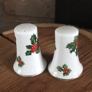 VTG Lefton Porcelain Handpainted Holiday Holly & Berries Salt and Pepper Shakers